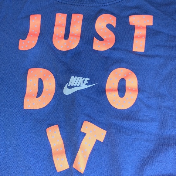 Girls Nike T-shirt - Picture 2 of 3